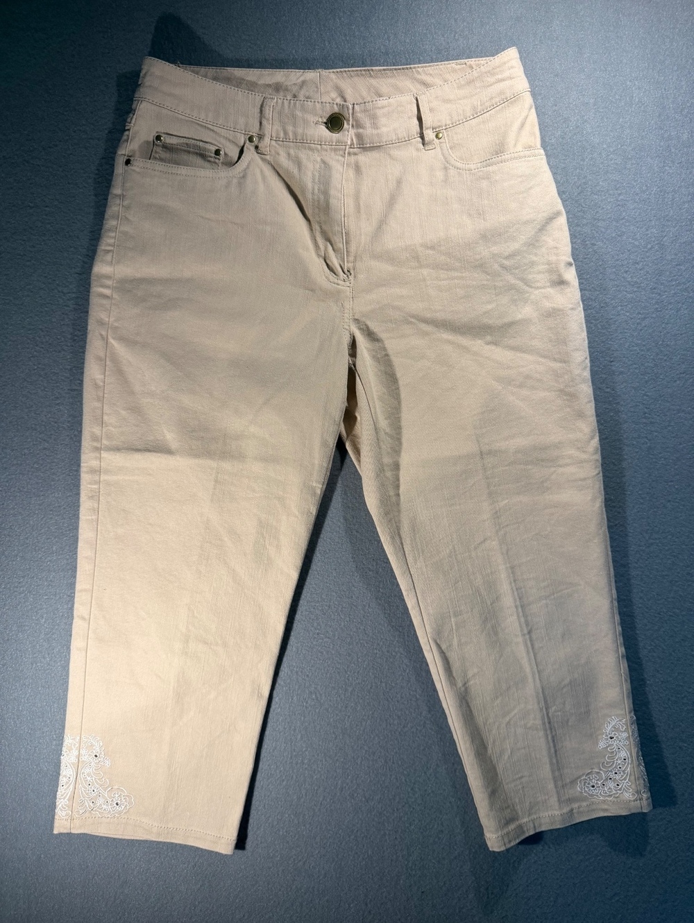 Ruby Rd. Beige Capri Pants with White Embroidery Size 8